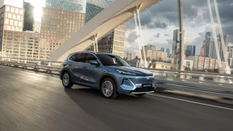 Geely вывела на российский рынок новый гибридный кроссовер EX5 EM-i