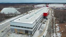 Поезда для ВСМ всё ближе к конвейеру: в самом большом производственном корпусе начался монтаж кран-балок