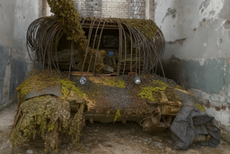 От одуванчиков к «Безумному Максу»: военные импровизируют защиту от FPV-дронов на танке Т-72Б3  