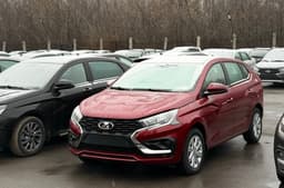 АвтоВАЗ расширяет поставки Lada Iskra: появились версии SW и красный металлик «Фламенко»