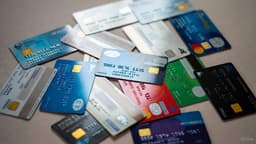 Պլաստիկ քարտերը դեռ պետք կգան. Հայաստանում պարզաբանել են թոշակների և նպաստների ճակատագիրը