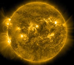 Предновогодний фейерверк: мощная вспышка произошла на Солнце 27 декабря