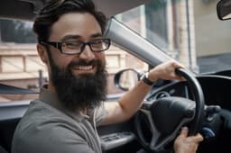 Очков нет — штраф есть: почему водителей в линзах наказывают на дороге