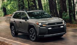 Toyota RAV4 нового поколения уже продаётся в России. Что это за кроссовер и чем он интересен