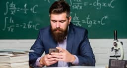 В Грузии учителям запретят телефоны на уроках