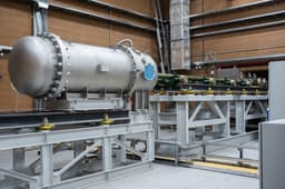 Позволит испытывать материалы для космоса: шестиметровую пневмопушку создали для синхротрона СКИФ