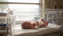 Младенцев начнут проверять на два новых редких заболевания