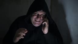 Новая схема обмана: мошенники представляются курьерами от родственников и просят код из СМС