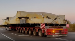 Un gigantesco semirremolque nacional entregó una lona para la central nuclear "Akkuyu" en Turquía