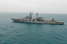 Расчёт артиллерийского комплекса АК-130 крейсера «Маршал Устинов» поразил цели на побережье Баренцева моря