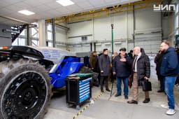 Новейший беспилотный трактор «Донтех» станет полностью электрическим и подружится с дронами