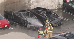 Tesla Cybertruck se incendian en un estacionamiento en California