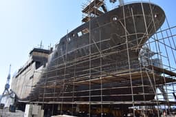 Для ловли краба и креветок: корпус траулера «Ительмен» проекта 03141 выкатили из цеха во Владивостоке