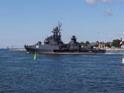 El MPC "Aleksin" disparó contra un buque de guerra de un enemigo simulado con instalaciones de artillería en el Mar Báltico