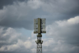 Los sistemas antiaéreos S-400 "Triumph", emplazados en torres de celosía, podrán contrarrestar eficazmente los misiles RBS-15.