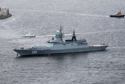 Крупнокалиберную артустановку А-190 применили экипажи корветов «Совершенный» и «Резкий» для поражения корабля условного противника