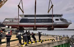 На базе легендарных теплоходов: электросудно «Пушкин» спустили на воду в Ленобласти
