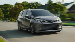 Prius больше не главный гибрид Toyota: почему семейный минивэн неожиданно вышел на первый план