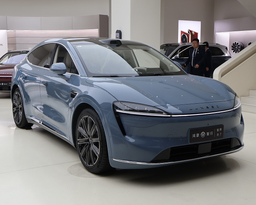 Китайцы заявили, что новый кроссовер Luxeed R7 рисовал бывший дизайнер Ferrari, в Италии нашли нестыковки