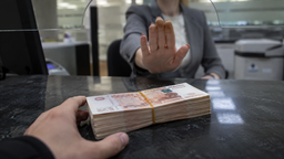Rubles abroad have become a problem: banks charge commissions and stop accepting them