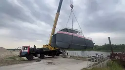 Новое направление МАЗ-МАН: первое белорусское электросудно спустили на воду в Брестской области