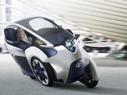 Три колеса вместо четырёх: история Toyota i-Road