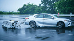 Toyota решила проблему дождей необычным способом: гигантская губка ускорила испытания систем безопасности
