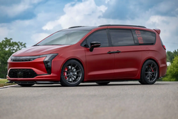 Chrysler решил сделать минивэн снова модным: Pacifica получила заниженную подвеску и 21-дюймовые колёса