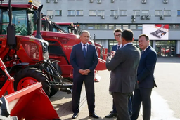 Navoiy viloyati delegatsiyasi ilk bor Minsk traktor zavodiga tashrif buyurdi