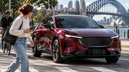 «Крякалка» теперь не только у спецтранспорта: Mazda CX-6e получила громкоговоритель