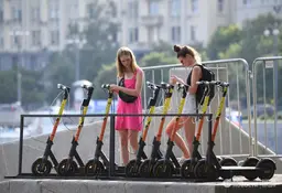 Москвичей начали обманывать при помощи фальшивых QR-кодов на электросамокатах