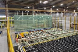 В России впервые начали производить сверхгабаритное архитектурное стекло – с магнетронным напылением