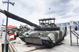 Не одеяло и не парасоль. «Ростех» показал Танк Т-80БВМ, укрытый «Накидкой» и оснащенный козырьком