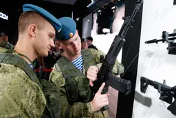 Обновленный диоптрический прицел и цевье: «Калашников» до конца года начнет выпуск модернизированного АК- 12