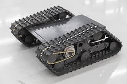 Вытянет 200 кг груза из зоны поражения химоружием и радиацией: в Москве разработали гусеничного робота-спасателя