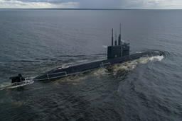 На «Кронштадте» подняли Андреевский флаг: первая серийная НАПЛ заступила на службу 