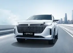 Первый российский кроссовер-гибрид Evolute i-Space начал продаваться в автосалонах 