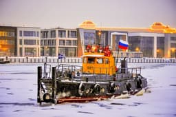 Icebreakers of the municipal fleet help electric ships on the Moscow River