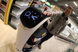 Развозят акционные товары, желают доброго дня: в ТЦ «Метрополис» в Москве появились робокошки-помощники