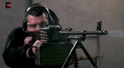 Сбивает низколетящие беспилотники врага: российские оружейники разработали станок для пулемета Калашникова