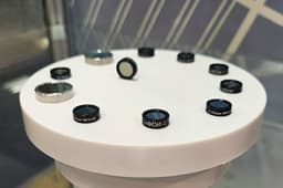 На замену западным: «Росэлектроника» впервые показала новые оптические инфракрасные фильтры «Аметисты-ИК» 