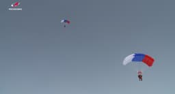 Российский космонавт Михаил Корниенко первым в мире прыгнул из стратосферы с парашютом на Северный полюс