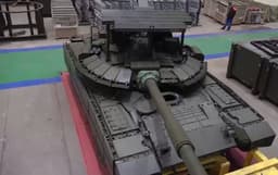 Незаметный и «неубиваемый»: «летающий» танк Т-80БВМ получил комплект маскировки «Накидка» и новую защиту