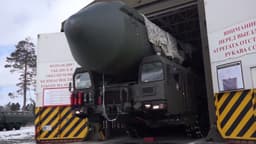 Путин поручил подготовить войска к учениям с применением нестратегического ядерного оружия