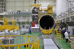 На Байконуре после заправки собирают российский «Прогресс МС-27»