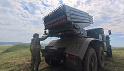 Огонь из 40 направляющих по вражеской батарее: расчеты РСЗО «Град» и гаубиц Д-30 провели боевое слаживание