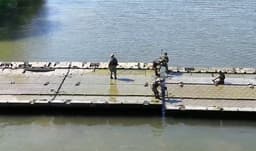 Без них – никто: российские военные прокатили боевую технику на понтонах 