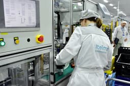 «Паразитирует на проблемах»: глава КамАЗа обрушился на крупнейшего производителя электроники в России 