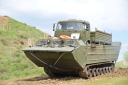 Производитель ТОС-1А «Солнцепёк» представил плавающий транспортёр ПТС-4 для перевозки КамАЗ