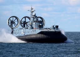Самые большие в мире десантные корабли на воздушной подушке провели стрельбы на Балтике